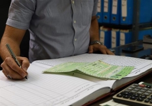 چه کسی مسئول پرداخت هزینه انتقال سند خودرو می باشد، خریدار یا فروشنده؟