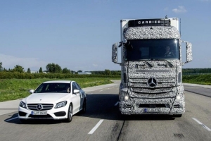 نکات ایمنی عبور از کنار خودروی سنگین